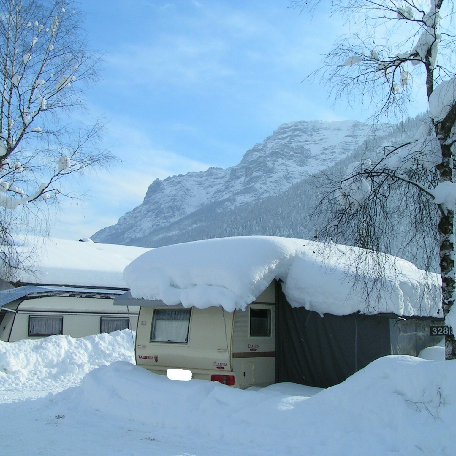 Wohnwagen & Wohnmobil Schutzdach Winter geeignet 160 Gramm 3 Lagen + 8er  Set Schutzecken & Abstandshalter (5 Meter) : : Auto & Motorrad
